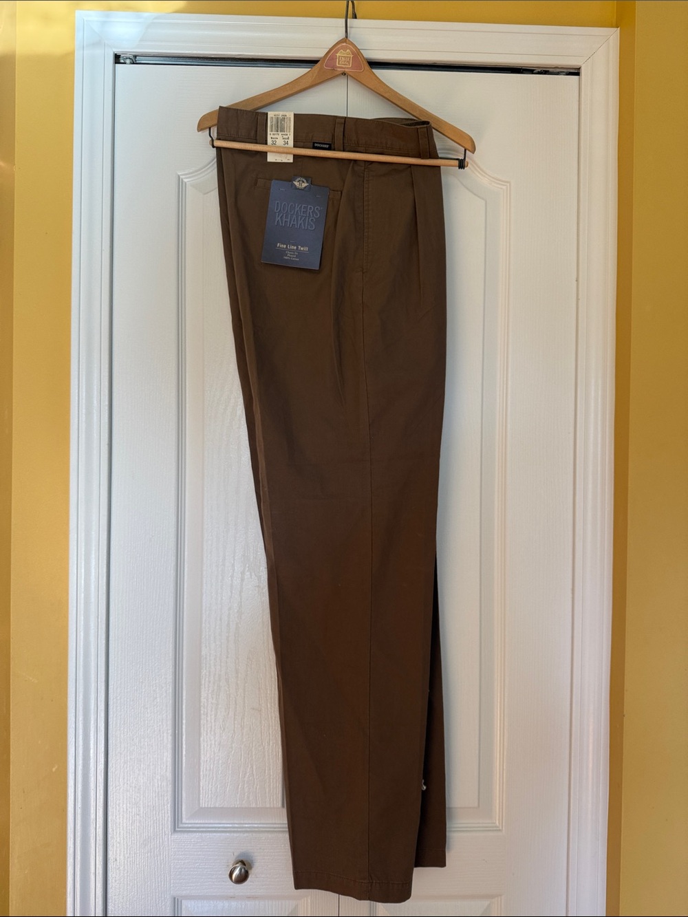 NWT Mens Brown Dockers Khakis, Classic Fit, 100% Cotton, waist 32, inseam 34